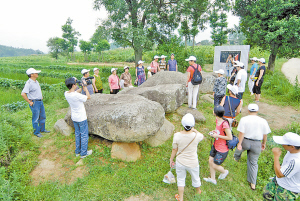 探秘大石墓。 涼山在線.jpg